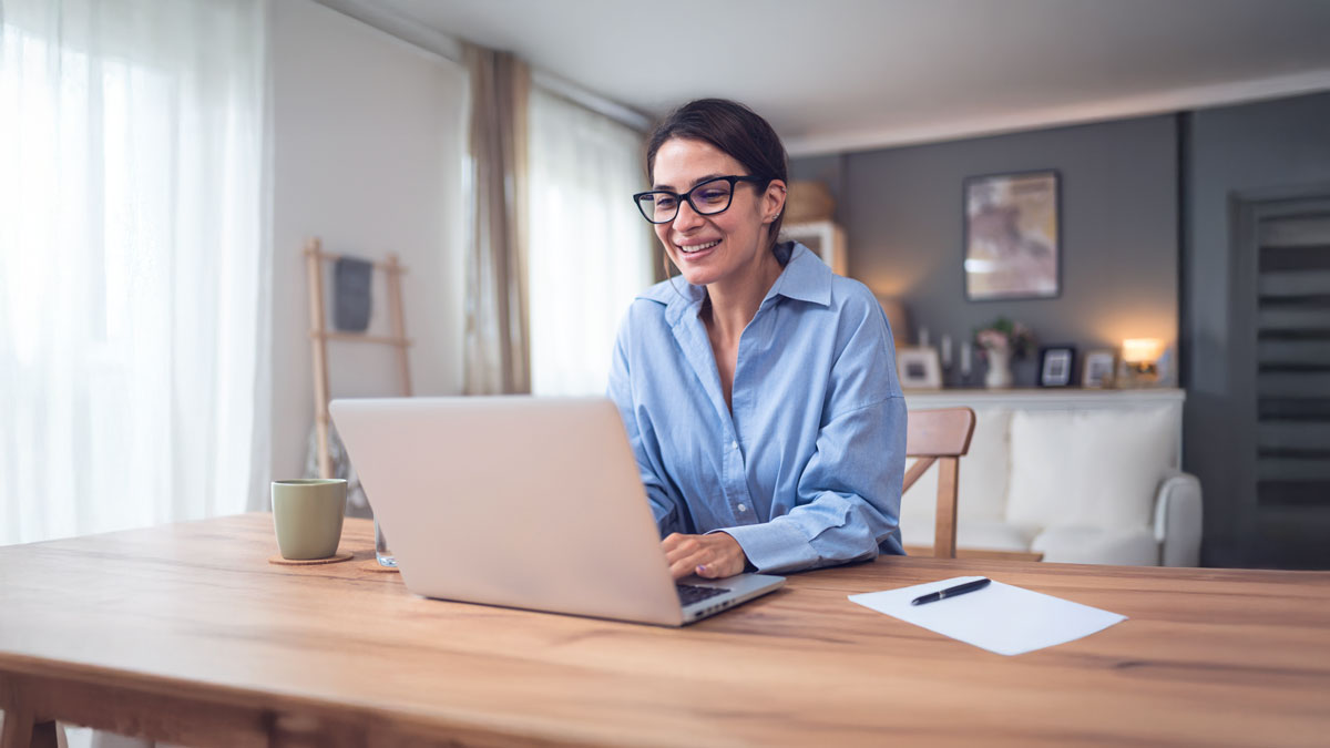 Eine Psychotherapeutin dokumentiert ihre Behandlung digital am Laptop in Form eines Bilanzberichts.