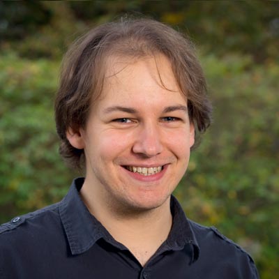 Kevin-Hilbert-web Porträtfoto von Prof. Dr. Kevin Hilbert, Experte für den Einsatz von Künstlicher Intelligenz (KI) in der Psychotherapie