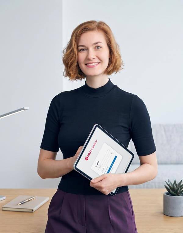 Praxisgründung in der Psychotherapie: Eine Psychotherapeutin hält ihr iPad, auf dem die Praxissoftware RED medical läuft.